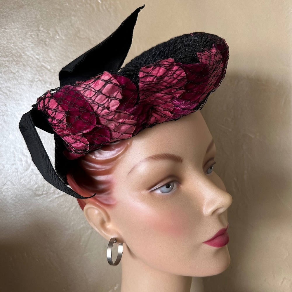 RAVISHING 1930s' BLACK STRAW HAT WITH VELOUR PETALS COVERED BY VEILING